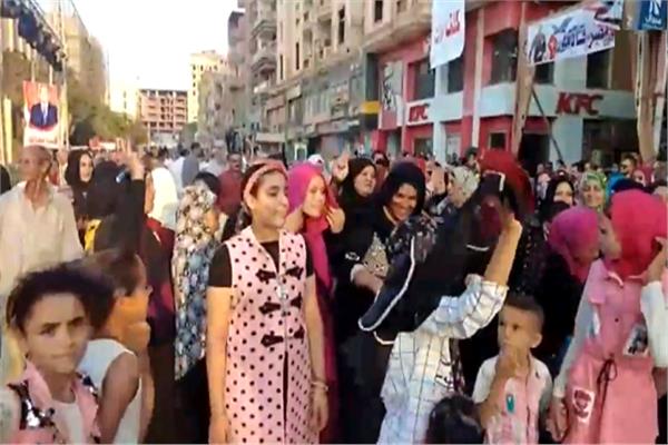  خروج المواطنين بالمنوفية إلى مقر احتفالية نصر أكتوبر