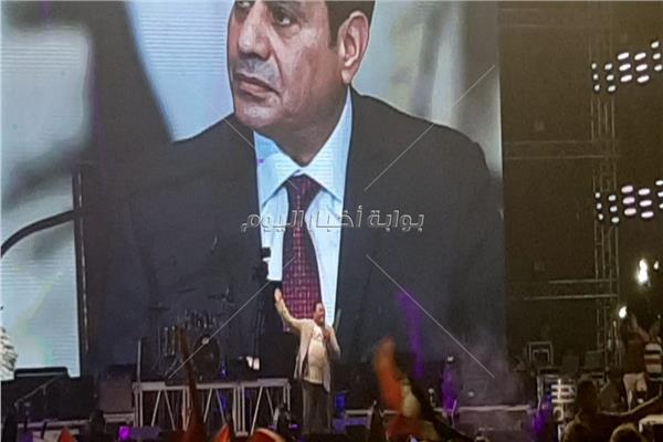  محمد فؤاد يشعل المنصة بالأغاني الوطنية في احتفالات أكتوبر