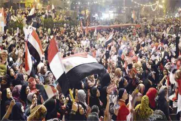 المصريون يحتفلون بذكرى نصر أكتوبر بمحافظة بورسعيد