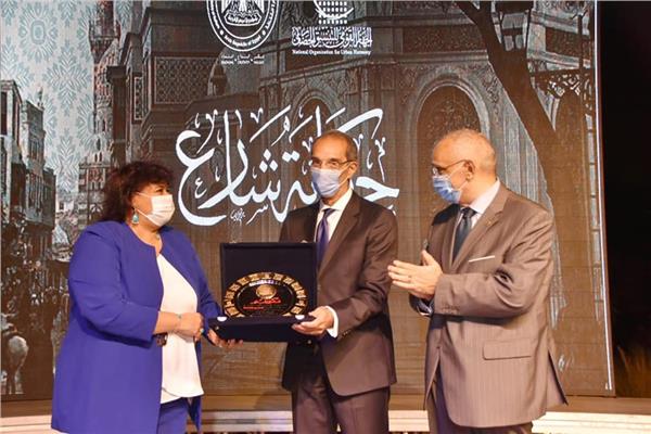 وزيرة الثقافة تسلم جوائز الفائزين بمسابقة تراثي للفنون البصرية 