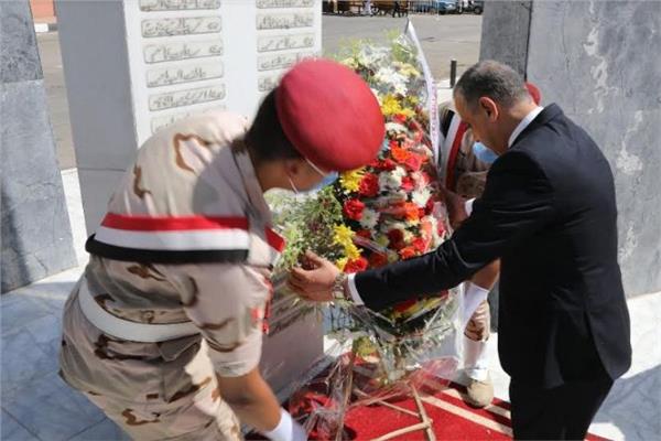 محافظ سوهاج يضع إكليل الزهور على النصب التذكاري لشهداء أكتوبر