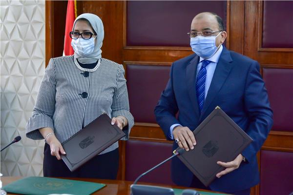 جانب من توقيع اتفاق إطاري بين وزير التنمية المحلية ووزيرة الصحة