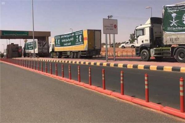 عبور 24 شاحنة مقدمة من مركز الملك سلمان للإغاثة منفذ الوديعة متوجهة لعدة محافظات في اليمن