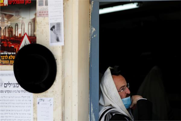 حاخام إسرائيلي بارز مصاب بكورونا يفقد وعيه في فعالية شعبية