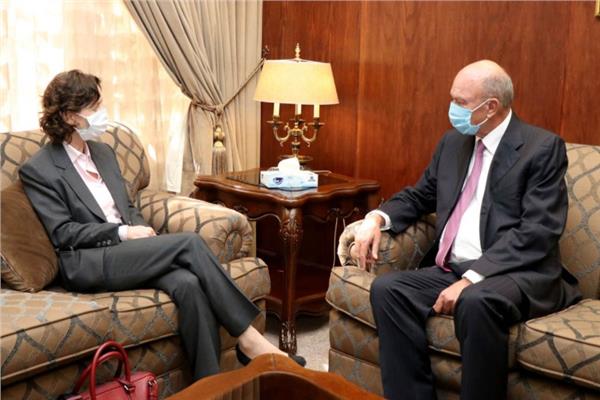رئيس مجلس الأعيان الأردني فيصل الفايز مع سفيرة بريطانيا لدى الأردن