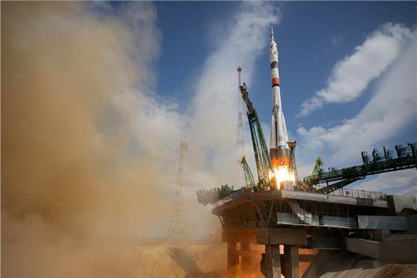 صورة إطلاق المركبة الفضائية المأهولة «سويوز» من قاعدة «بايكونور» الروسية