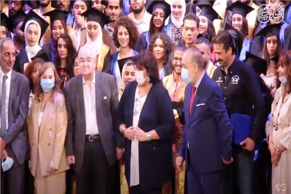 وزيرة الثقافة خلال تكريمها للمخرج محمد عبد العزيز