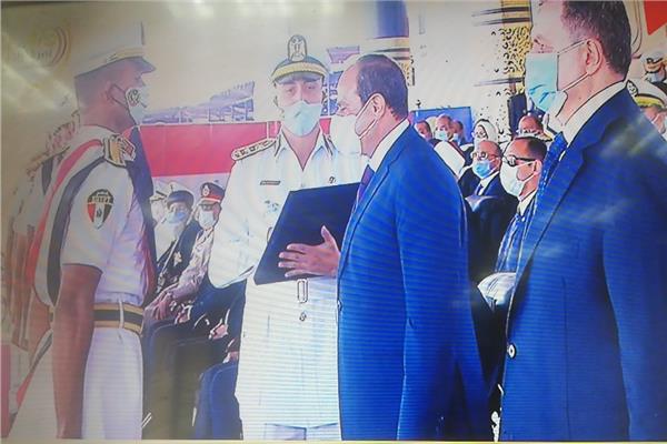 الرئيس السيسى يكرم أوائل كلية الشرطة دفعة 2020 بحفل تخرجهم