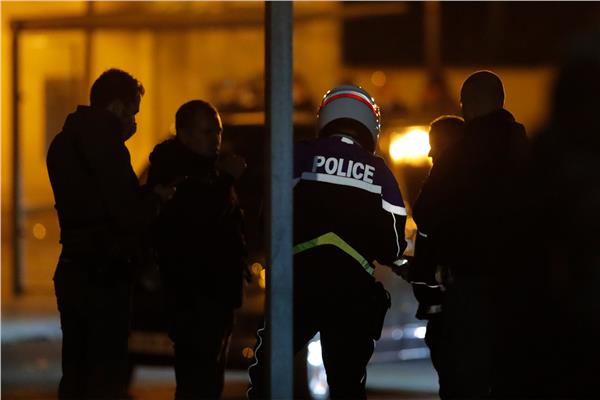 عناصر من الشرطة الفرنسية في موقع الحادث- رويترز