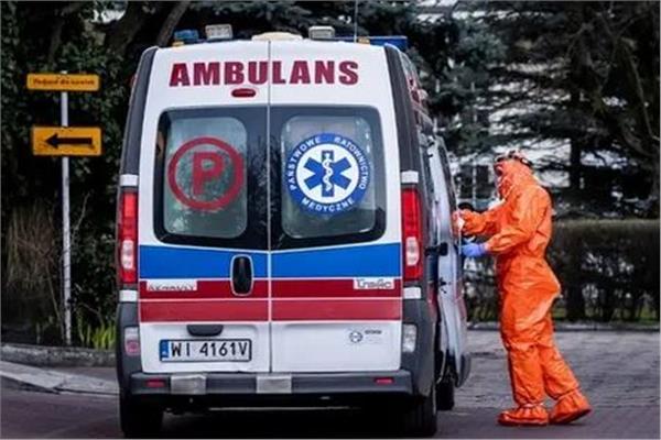 سيارة اسعاف تقل مصابيين في بولندا