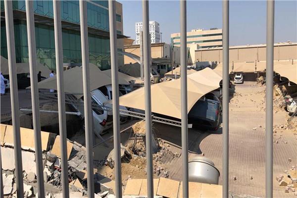 انهيار موقف سيارات بالسعودية 