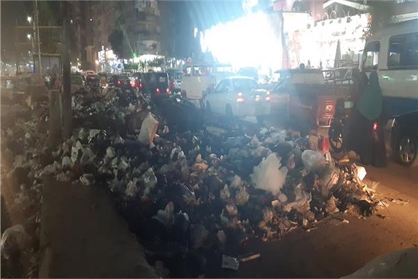 تلال القمامة تنتشر على رصيف الشارع الجديد 