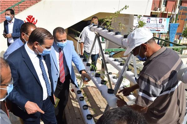 رئيس جامعة سوهاج أثناءأفتتاح نموذج لزراعة الأسطح