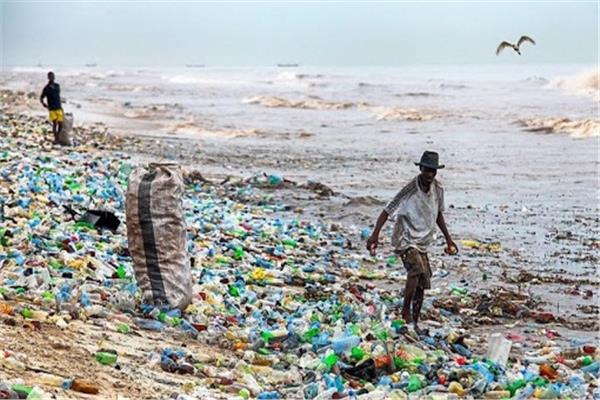 عدو البيئة «العائم».. خارطة مصر لحماية شواطئها من البلاستيك