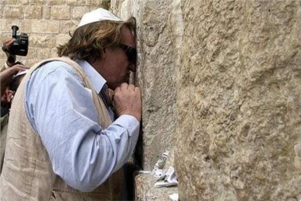 الممثل الفرنسى "جيرارد ديبارديو" علي حائط المبكي في إسرائيل