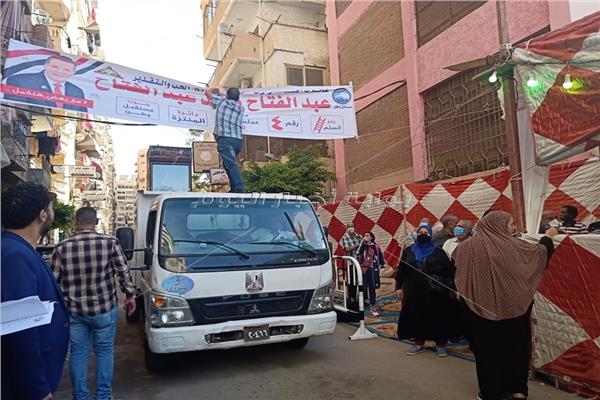 إزالة لافتات دعاية مخالفة أمام لجنة انتخابية في الإسكندرية 
