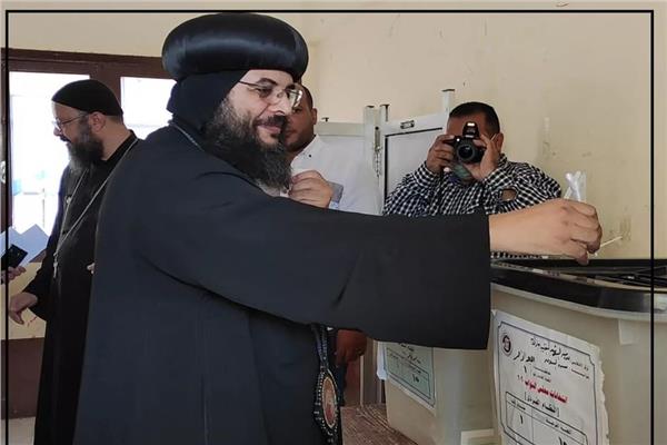 أسقف البحر الأحمر ومدير المنطقة الأزهرية يصوتان فى انتخابات النواب