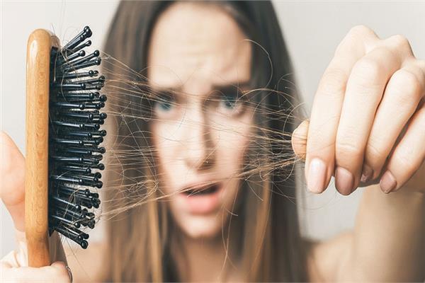 4 أسباب وراء  تساقط الشعر والحل السحري لتفادي تلك المشكلة 
