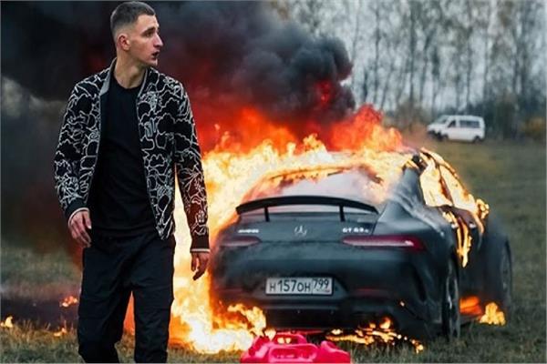 صورة للمدون وهو يحرق سيارته