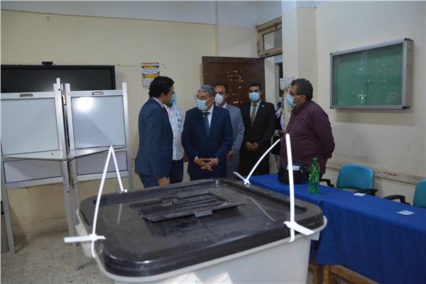 محافظ المنيا يتابع الحالة العامة بعدد من اللجان الانتخابية، مع غلق الصناديق في اليوم الأول