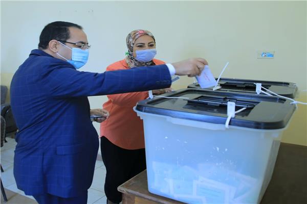 رئيس التنظيم والإدارة يدلي بصوته في انتخابات مجلس النواب