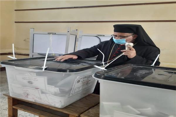 مطران إيبارشية أبو قرقاص يدلي بصوته في انتخابات مجلس النواب