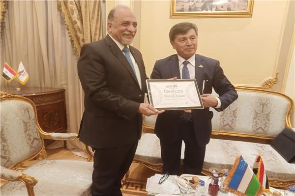 أوزبكستان يمنح «القصبي» درجة سفير لها بمصر فى مجال  السياحة 