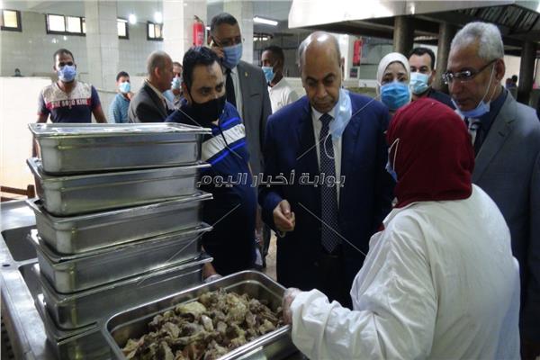 رئيس جامعة المنيا يتابع تجهيز وتغلف الوجبات الغذائية بالمطعم المركزي