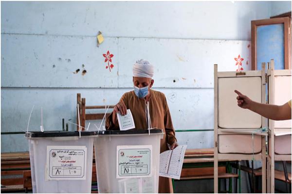 أحد المواطنين يصوت في انتخابات مجلس النواب- أرشيفية