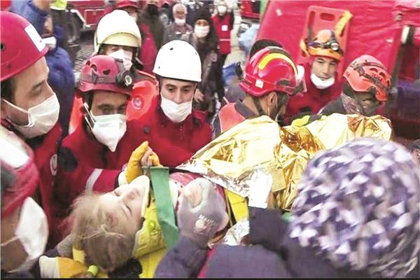 رجال الإنقاذ يحملون الطفلة «إليف» بعد انتشالها من تحت أنقاض الزلزال