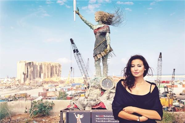 الفنانة اللبنانية "حياة" أمام التمثال