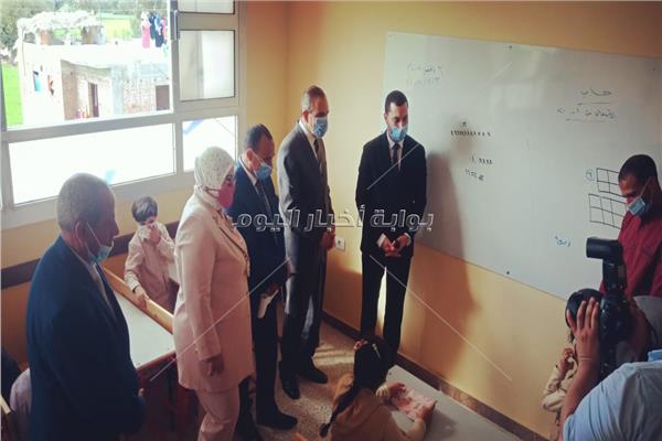 محافظ كفر الشيخ خلال افتتاح أحد المدارس الجديدة