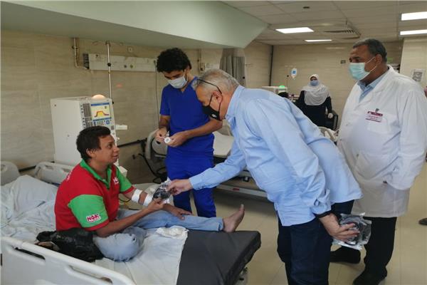 رئيس مدينة الأقصر يوزع الكمامات على المرضي بمستشفى الأقصر العام 
