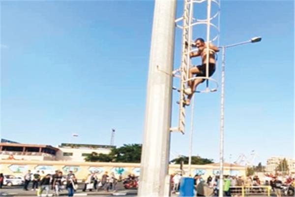 المواطن يتسلق البرج محاولاً الانتحار