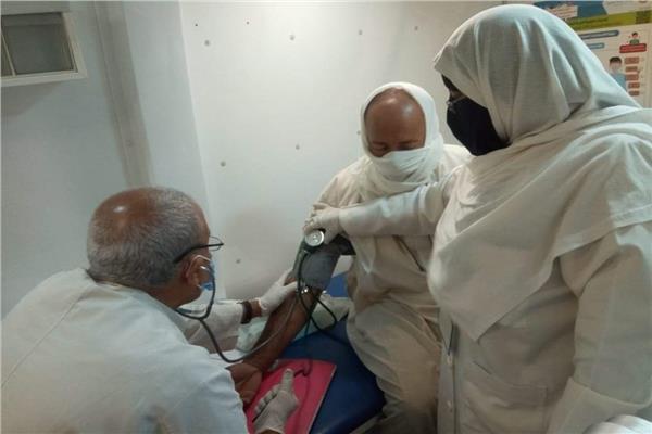 توقيع الكشف الطبى على مريض فى قافلة طبية مجانية بقرية المعركة بمركز بدر