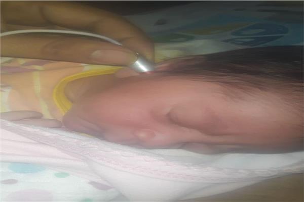 فحص طفل حديث الولادة بالمنيا ضمن مبادرة السمعيات