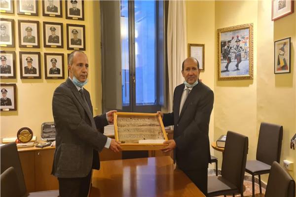 السفير المصري في إيطاليا يسترد قطعة أثرية مهربة إلى إيطاليا