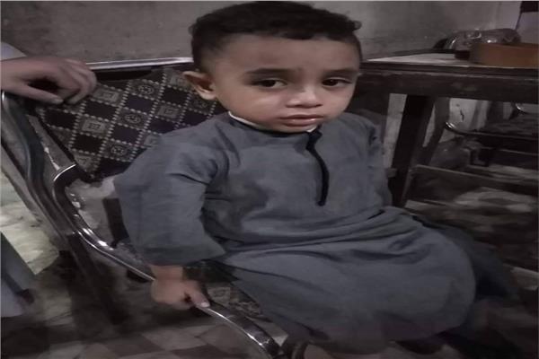  الصور ..  أهالي ملوي يعثرون على طفل مفقود بشارع الرحمة  