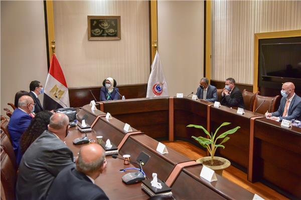 وزيرة الصحة خلال لقاءها رئيس مؤسسة راعي مصر