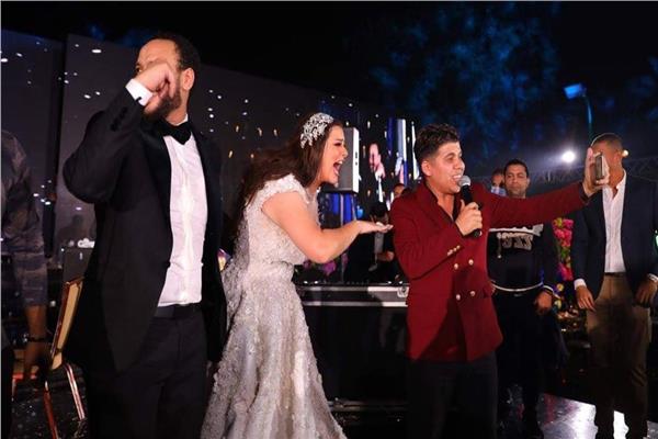عمر كمال خلال غنائه في زفاف هنادي مهنا وأحمد خالد صالح