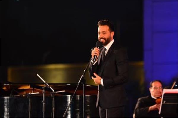 سعد رمضان يغنى  على مسرح النافورة بدار الأوبرا المصرية 