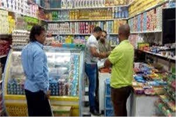 حملات تفتيشية بمدينة القصير على المحال التجارية لتأكد من التراخيص الخاص بها
