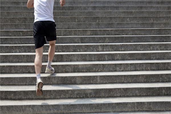 رياضة «صعود السلم» .. حل فعال للإنقاص الوزن وحرق الدهون 