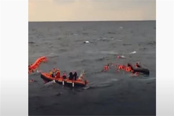 قارب يحمل نحو 100 مهاجر غير شرعي
