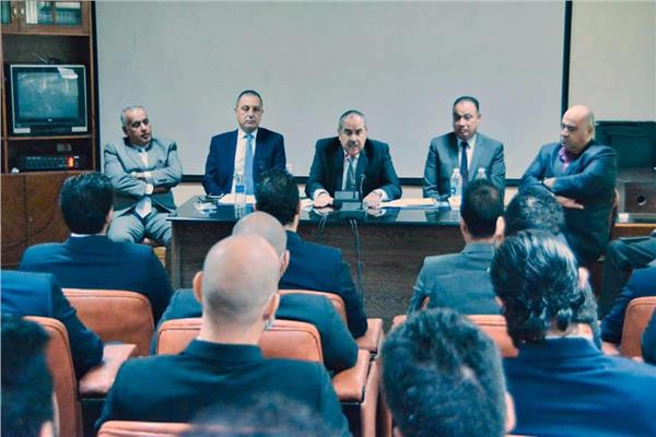 وزير الطيران المدني يلتقي بطياري مصر للطيران الجدد