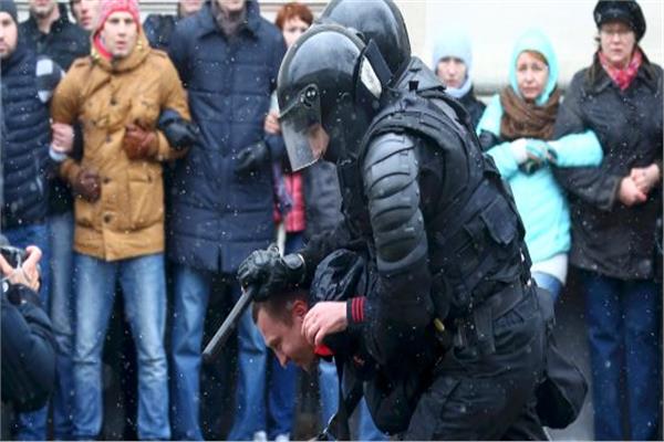 قوات الأمن البيلاروسية تطلق الغاز المسيل للدموع على متظاهرين في مينسك