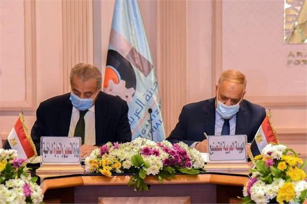 وزير التموين و رئيس الهيئة العربية للتصنيع اثناء توقيع البروتوكول