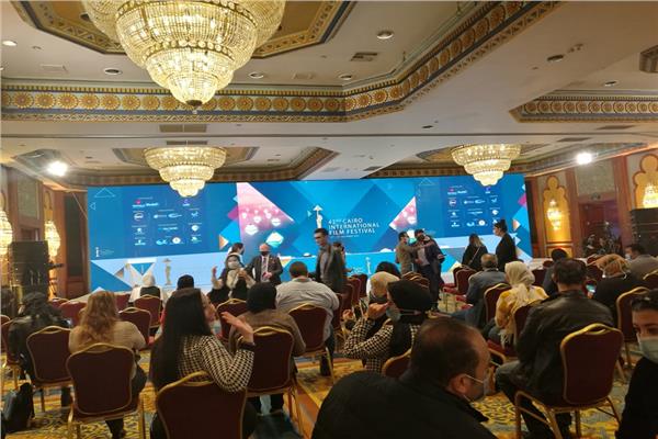 التجهيزات النهائية للمؤتمر الصحفي لمهرجان القاهرة السينمائي