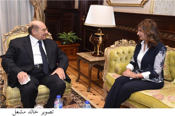 السفيرة نبيلة مكرم  وزيرة الدولة للهجرة مع المستشار عبدالوهاب عبدالرازق