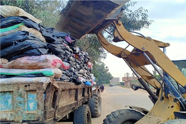 الوحدات المحلية بالغربية مستمرة في رفع القمامة والمخلفات في جميع أنحاء المحافظة